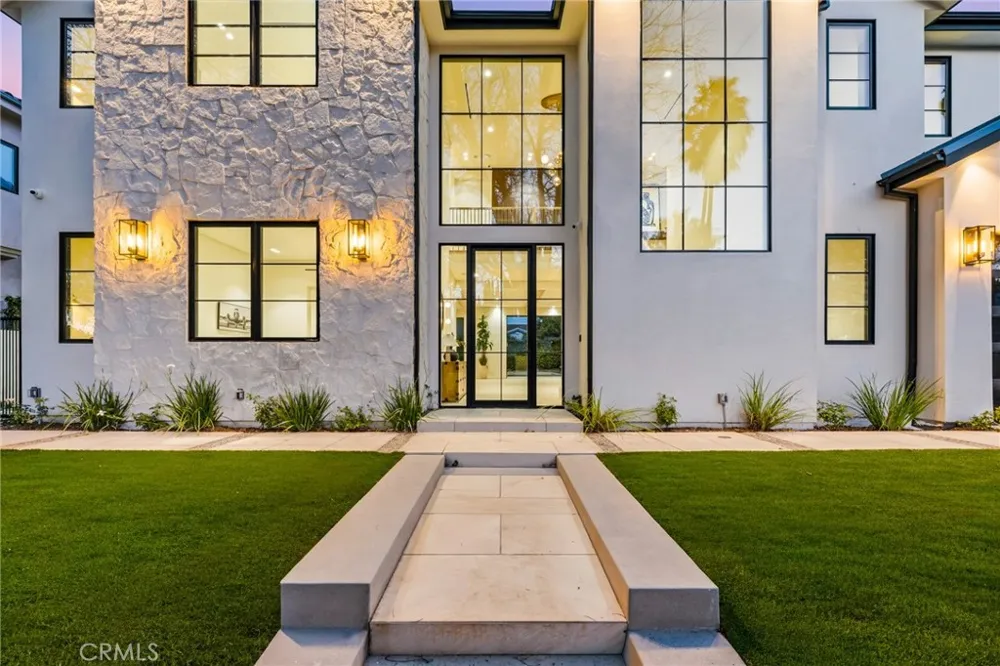 4900 Valjean Encino, CA 91436