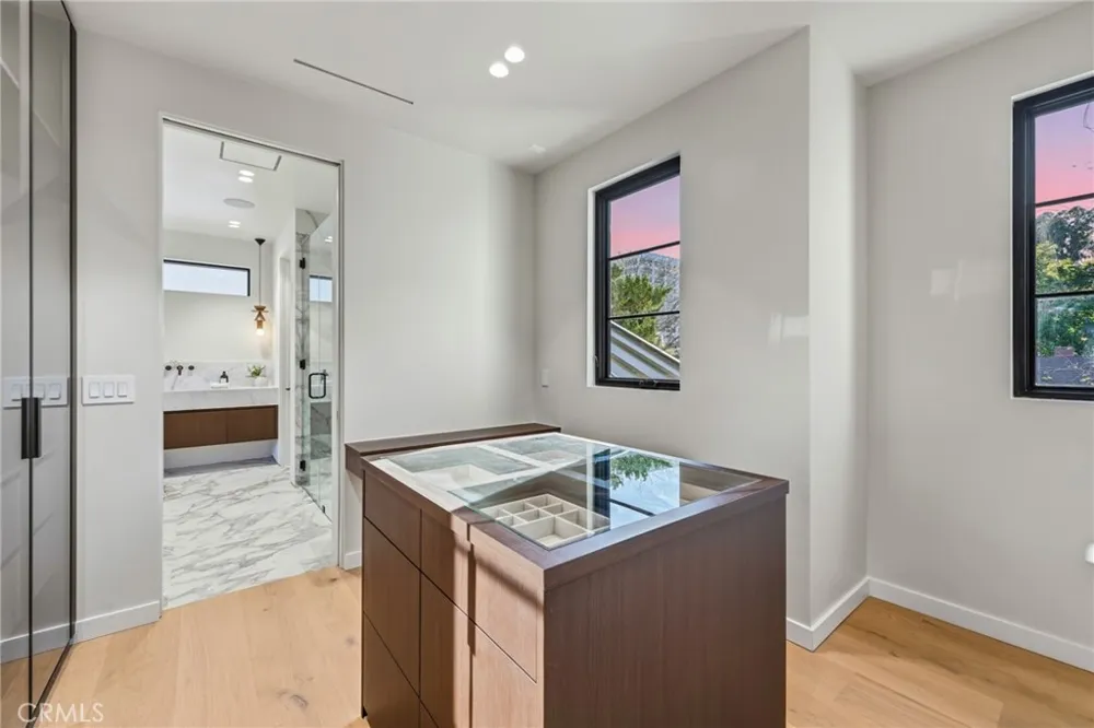 4900 Valjean Encino, CA 91436