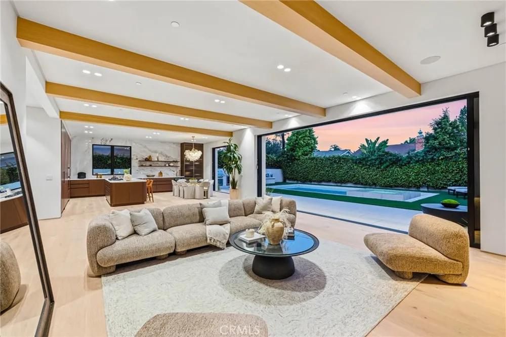 4900 Valjean Encino, CA 91436