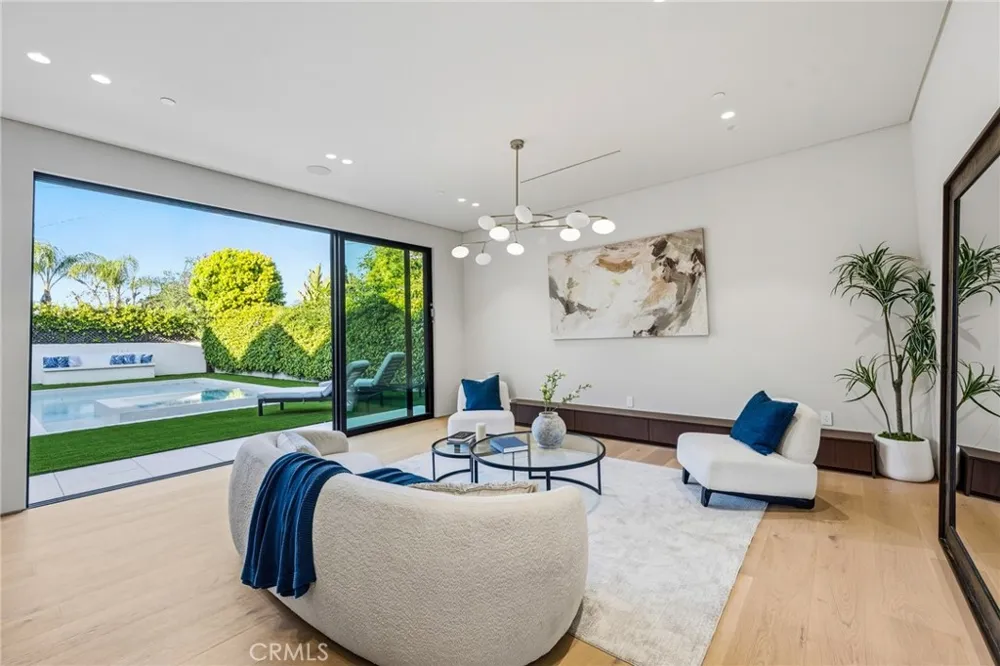 4900 Valjean Encino, CA 91436