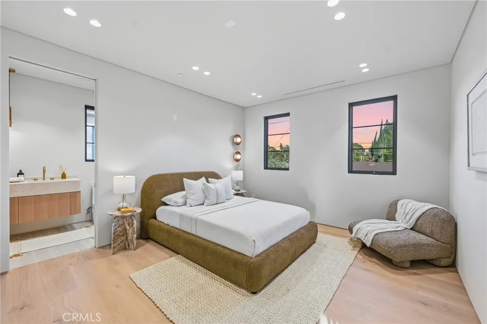 4900 Valjean Encino, CA 91436