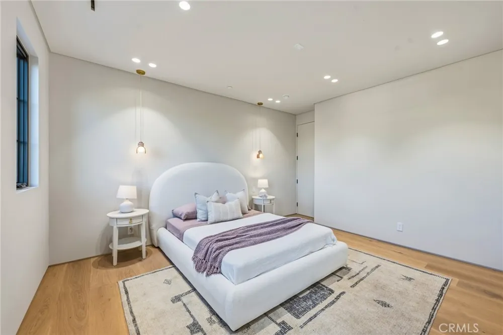 4900 Valjean Encino, CA 91436