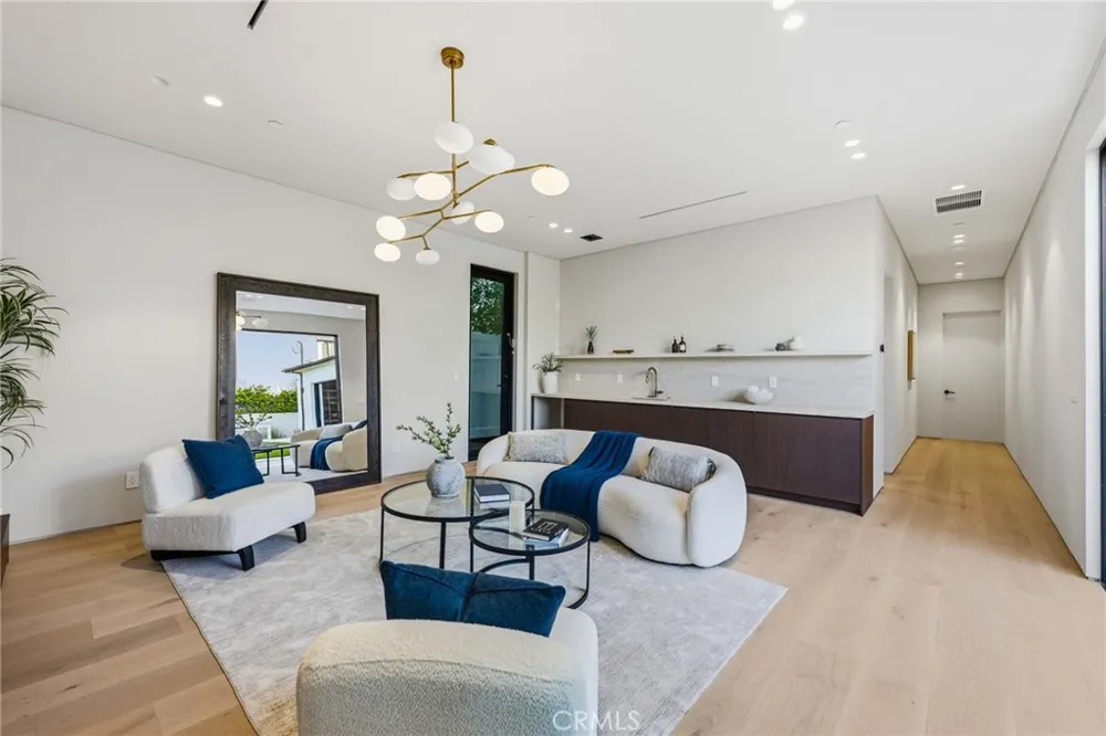 4900 Valjean Encino, CA 91436