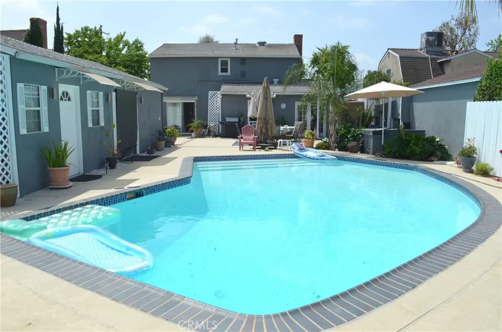 13827 Calvert Street Valley Glen, CA 91401