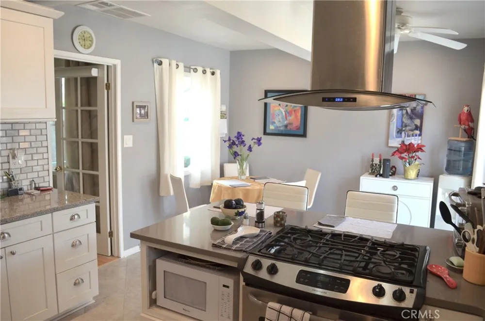 13827 Calvert Street Valley Glen, CA 91401