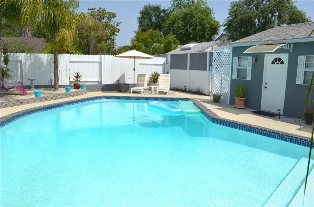 13827 Calvert Street Valley Glen, CA 91401