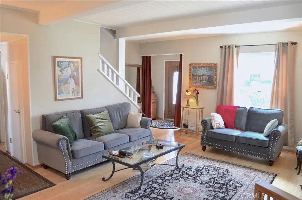 13827 Calvert Street Valley Glen, CA 91401