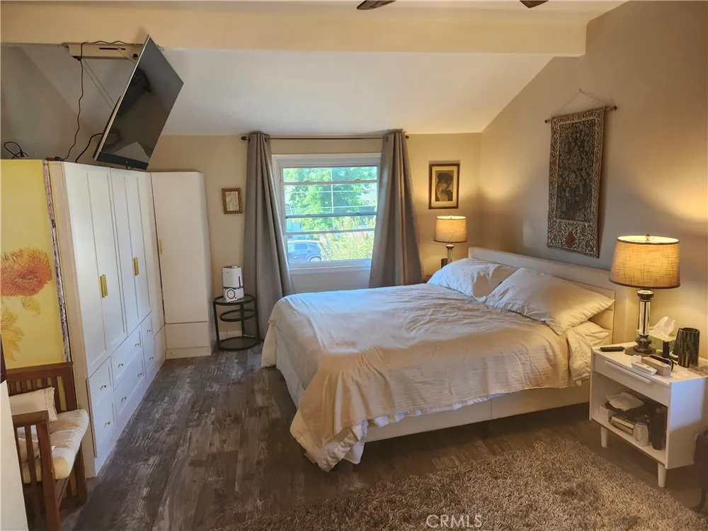 13827 Calvert Street Valley Glen, CA 91401