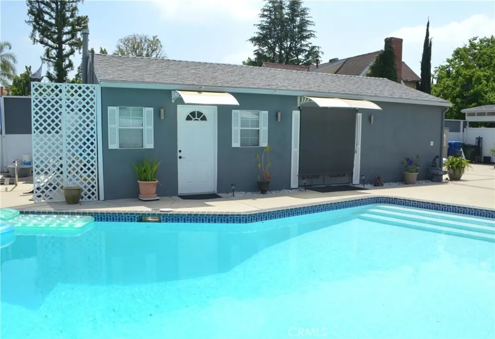13827 Calvert Street Valley Glen, CA 91401