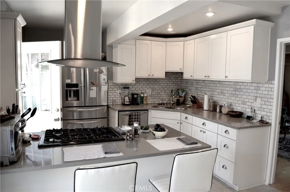13827 Calvert Street Valley Glen, CA 91401