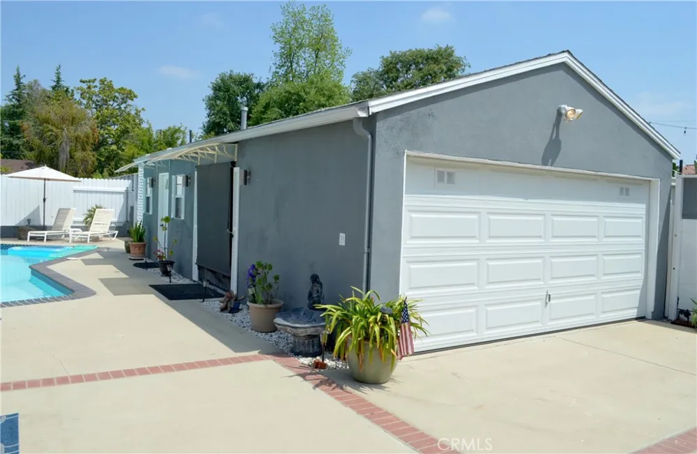 13827 Calvert Street Valley Glen, CA 91401