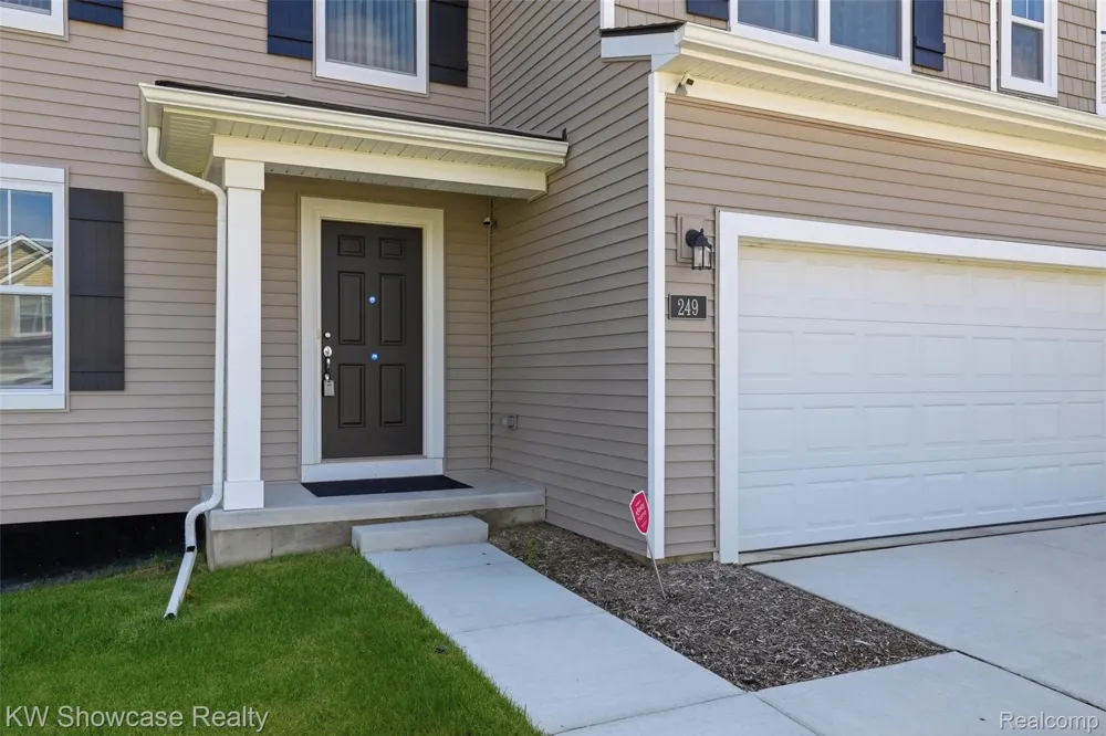 249 Saddleback Court White Lake Charter Township, MI 48386
