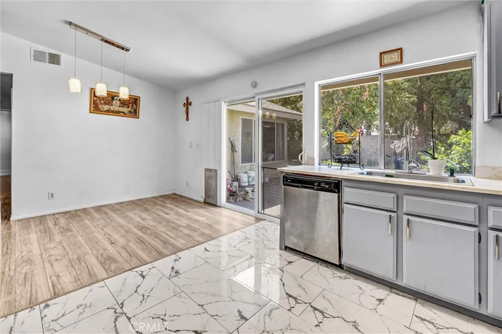 24389 La Glorita Newhall, CA 91321
