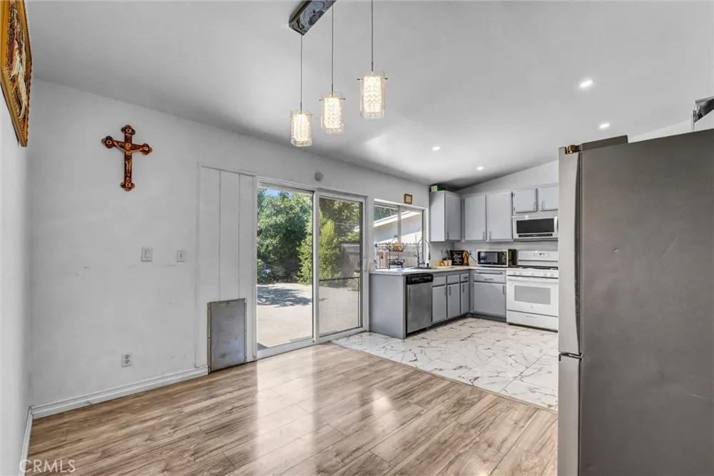 24389 La Glorita Newhall, CA 91321