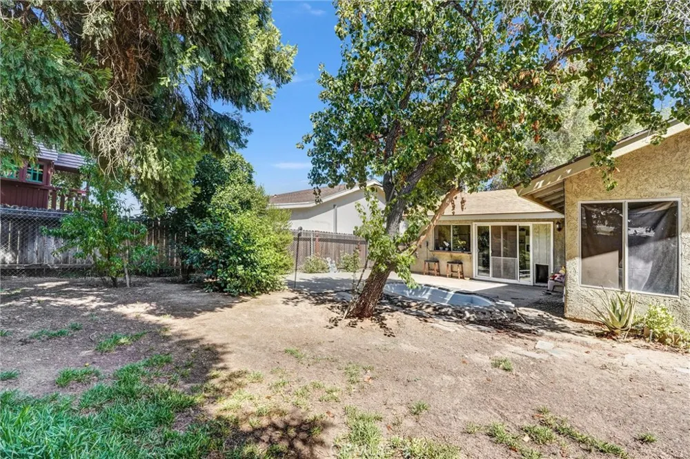 24389 La Glorita Newhall, CA 91321