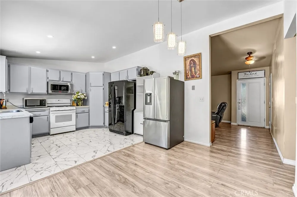 24389 La Glorita Newhall, CA 91321