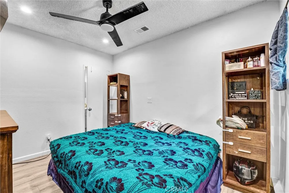 24389 La Glorita Newhall, CA 91321