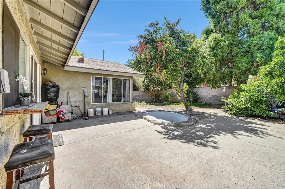 24389 La Glorita Newhall, CA 91321