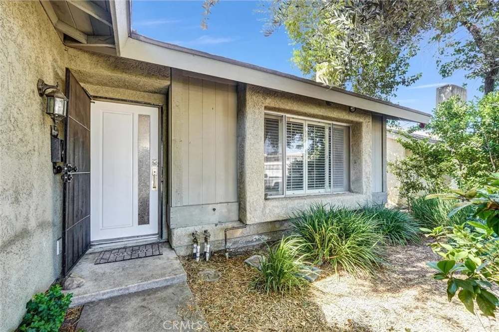 24389 La Glorita Newhall, CA 91321