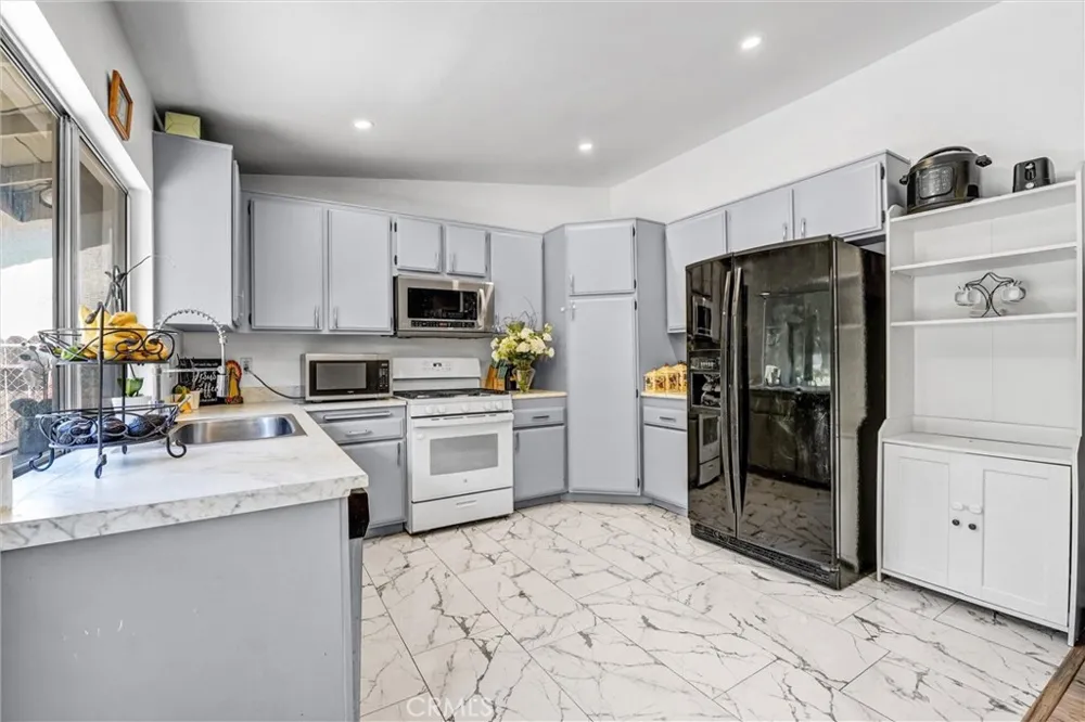 24389 La Glorita Newhall, CA 91321