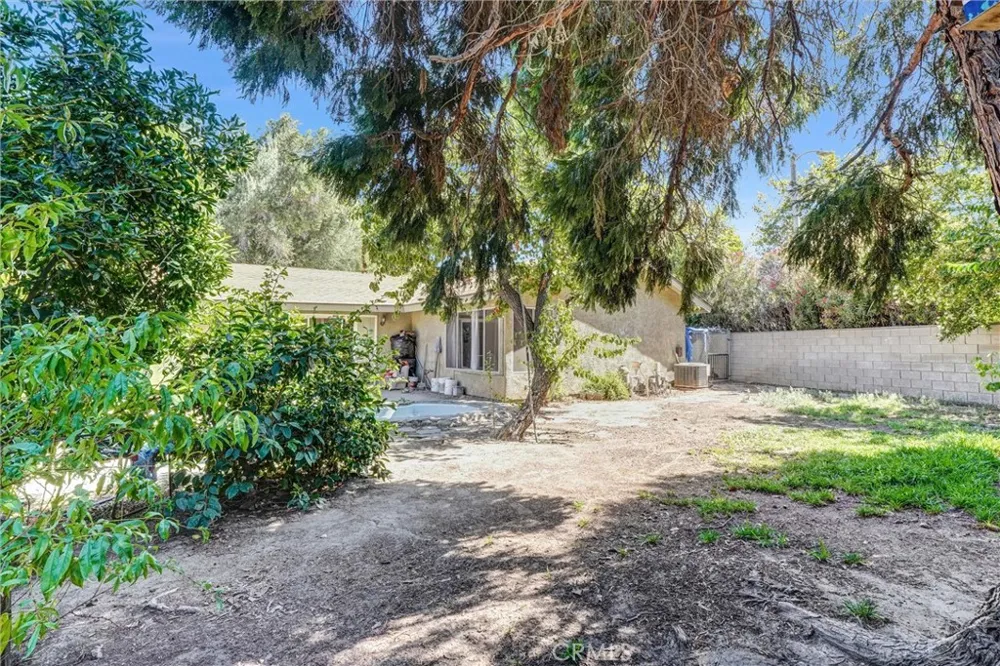 24389 La Glorita Newhall, CA 91321