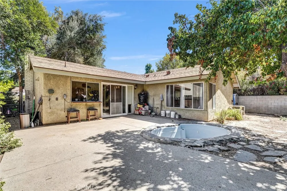 24389 La Glorita Newhall, CA 91321