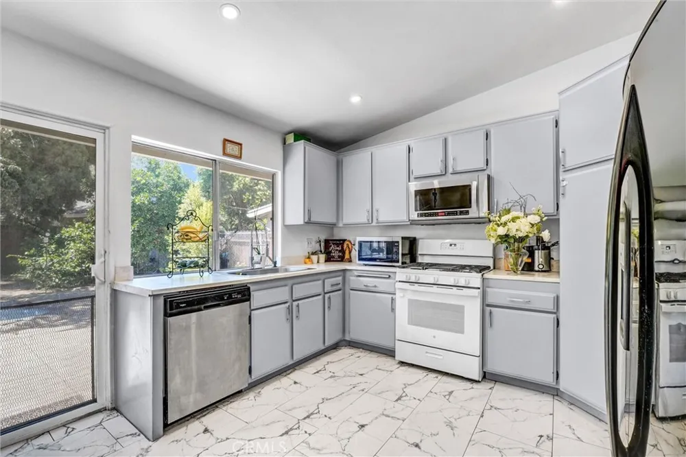 24389 La Glorita Newhall, CA 91321