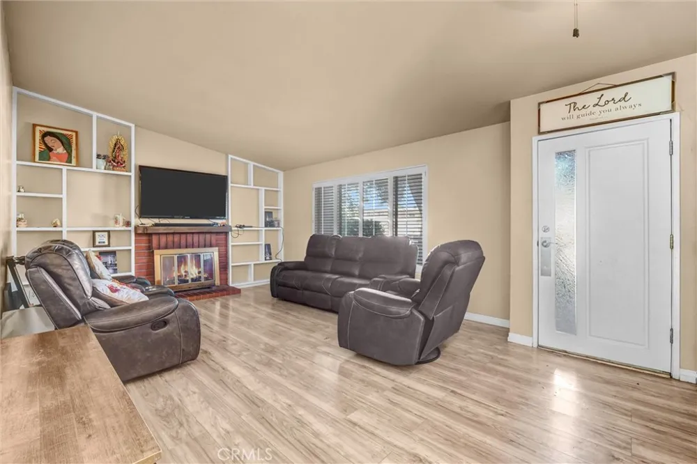 24389 La Glorita Newhall, CA 91321
