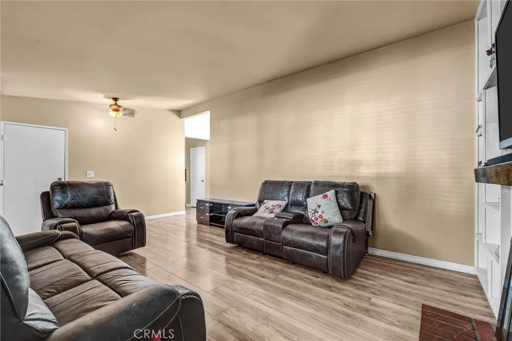 24389 La Glorita Newhall, CA 91321