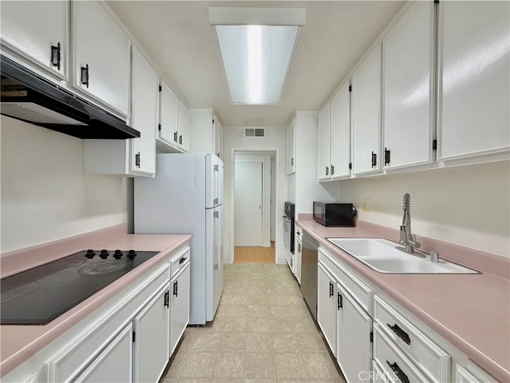 14141 Dickens #311 Sherman Oaks, CA 91423