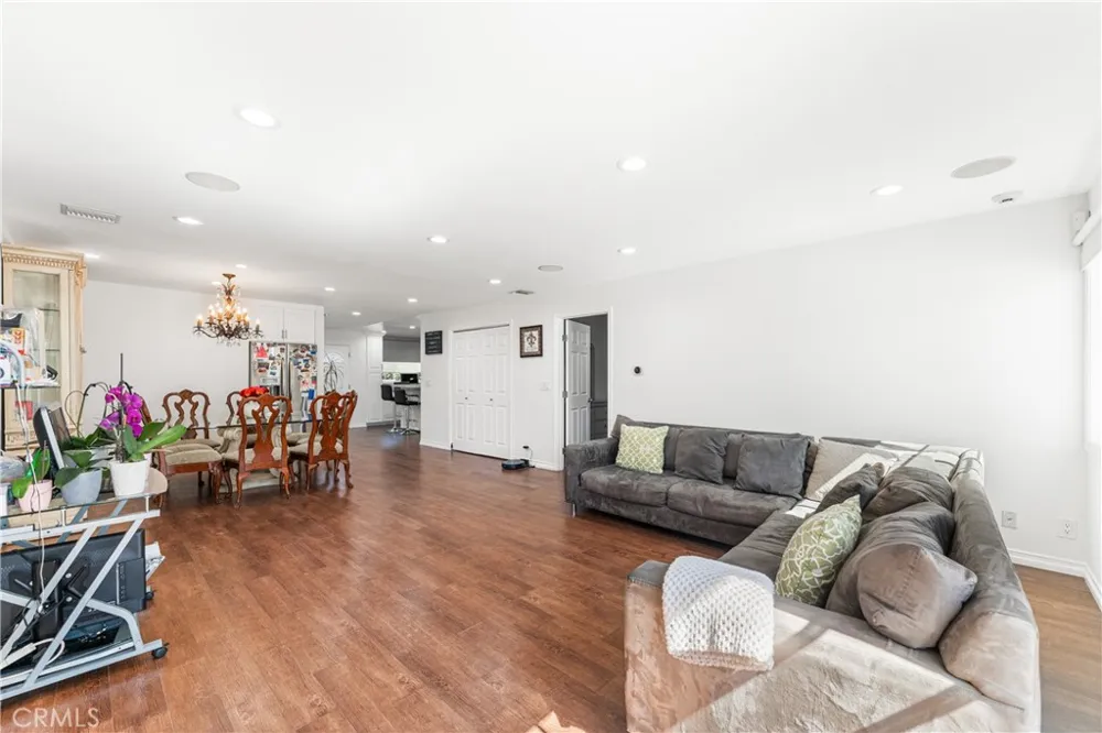 7222 Fallbrook Avenue West Hills, CA 91307