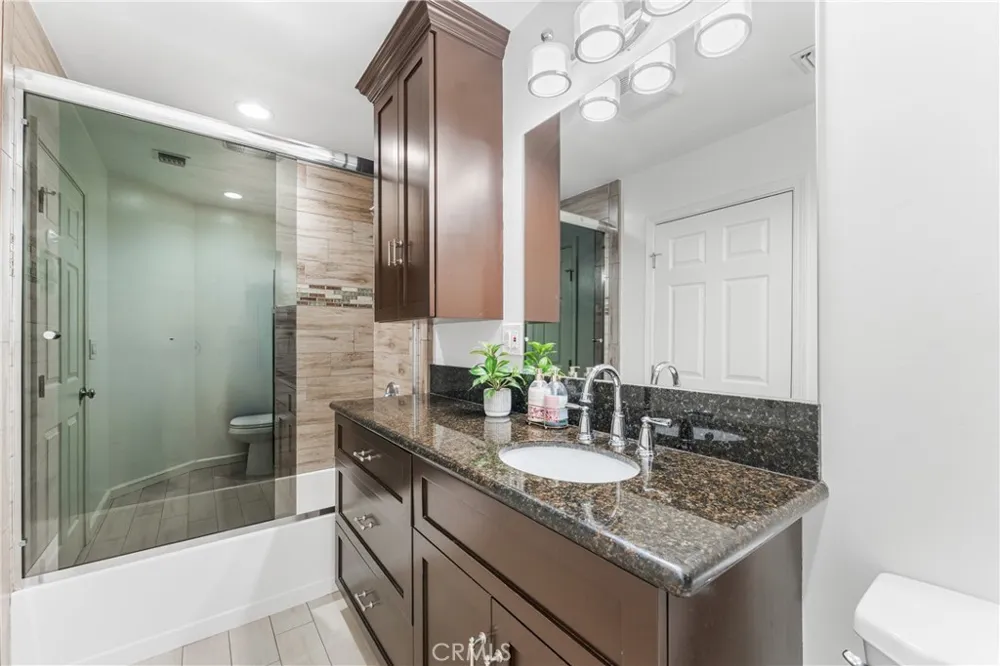 7222 Fallbrook Avenue West Hills, CA 91307