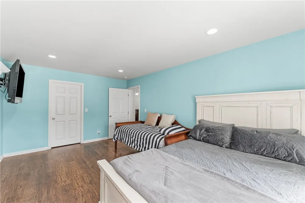 7222 Fallbrook Avenue West Hills, CA 91307