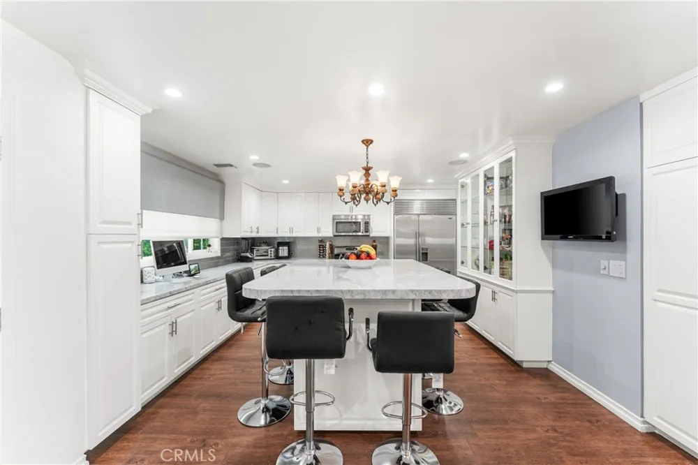 7222 Fallbrook Avenue West Hills, CA 91307