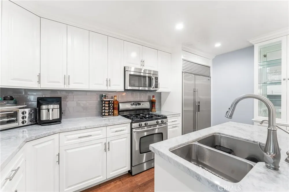 7222 Fallbrook Avenue West Hills, CA 91307