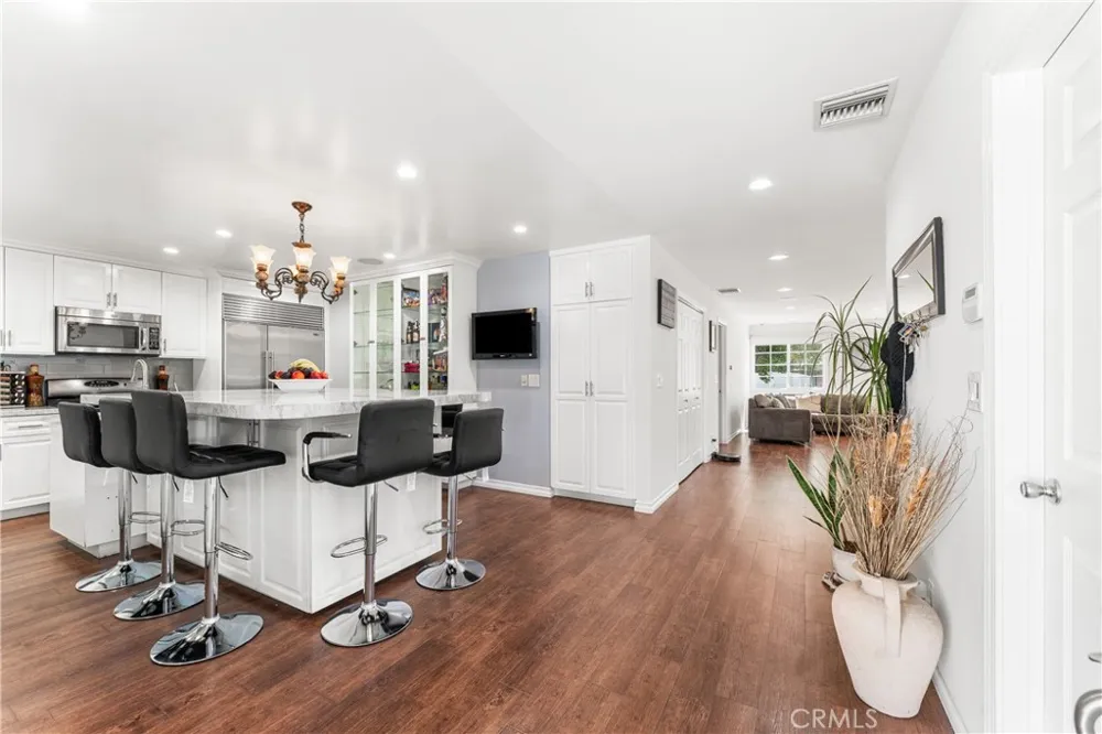 7222 Fallbrook Avenue West Hills, CA 91307
