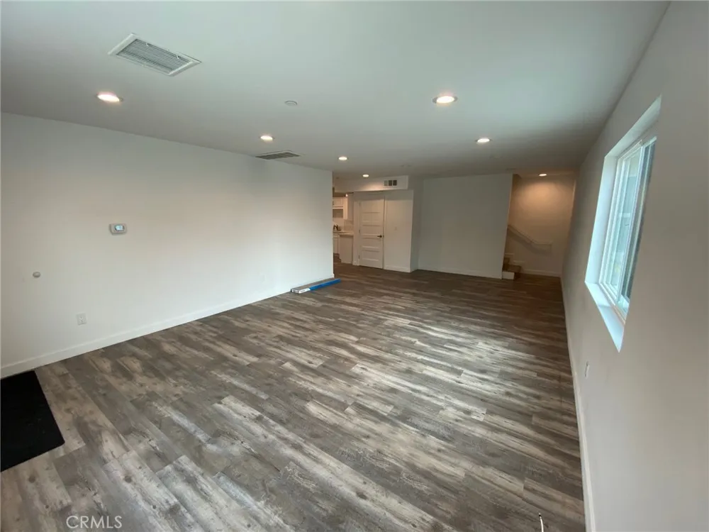 9110 Burnet Avenue North Hills, CA 91343