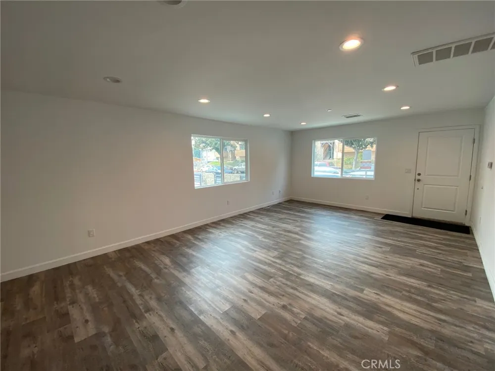 9110 Burnet Avenue North Hills, CA 91343