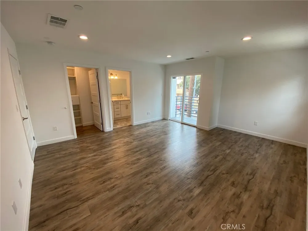 9110 Burnet Avenue North Hills, CA 91343
