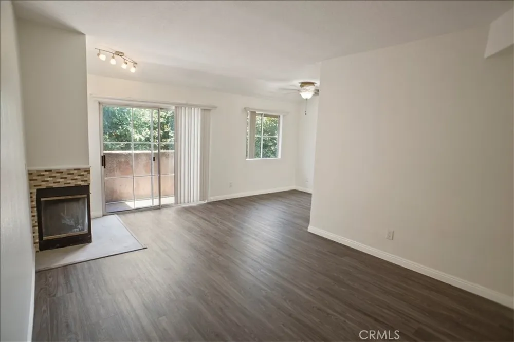 7320 Balboa Boulevard #205 Lake Balboa, CA 91406