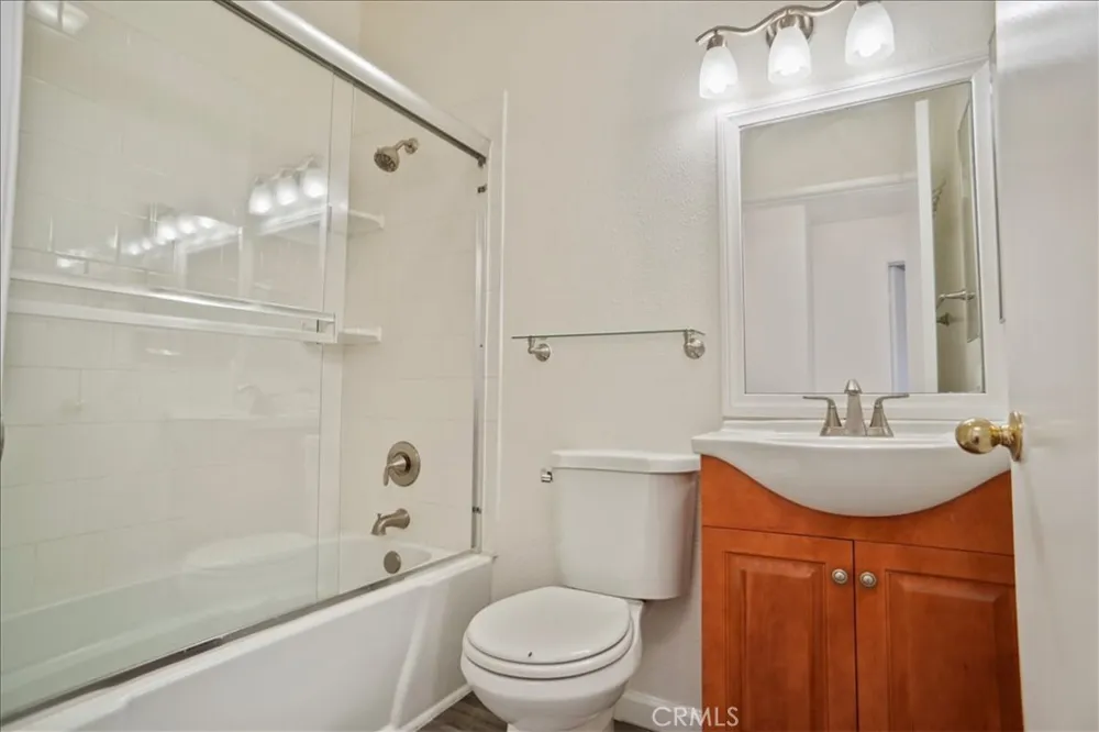 7320 Balboa Boulevard #205 Lake Balboa, CA 91406