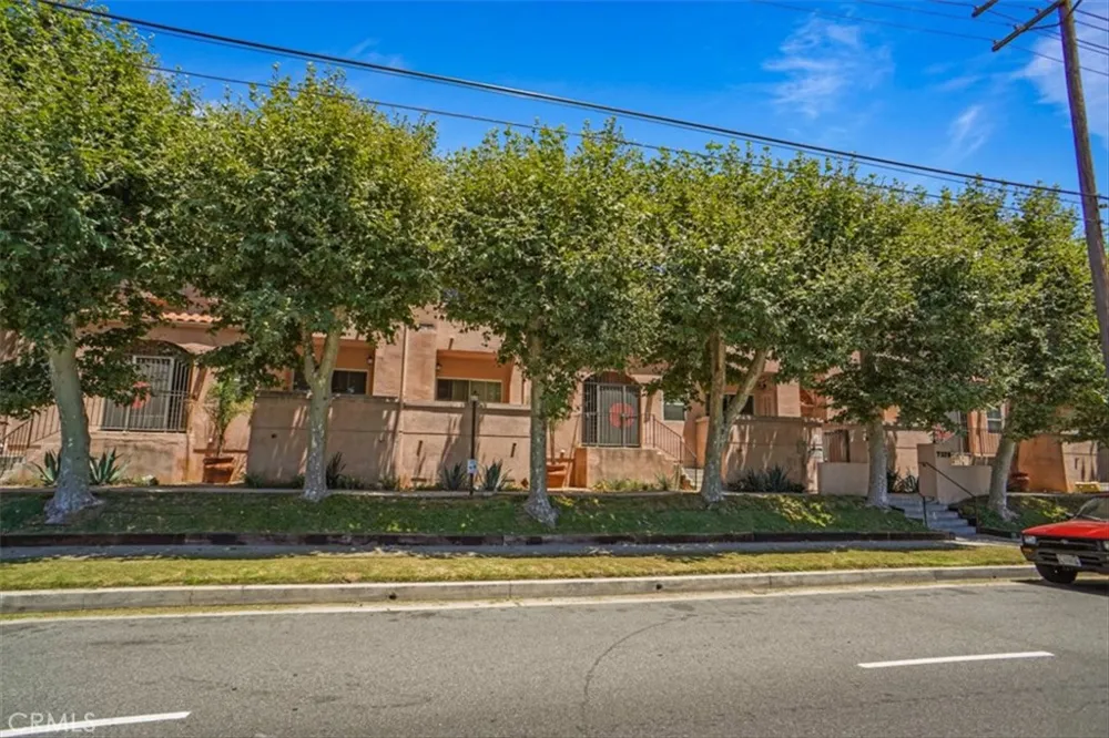 7320 Balboa Boulevard #205 Lake Balboa, CA 91406