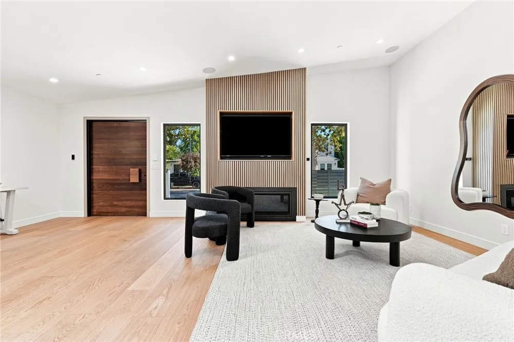 14627 Huston Sherman Oaks, CA 91403
