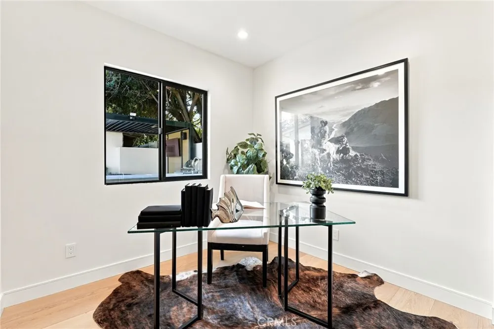 14627 Huston Sherman Oaks, CA 91403