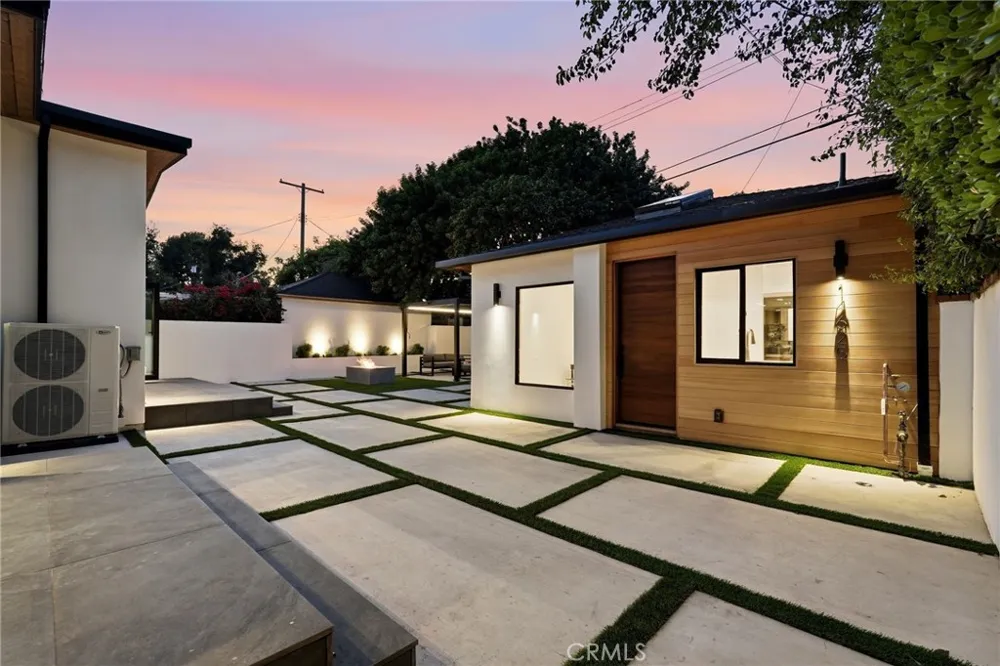 14627 Huston Sherman Oaks, CA 91403