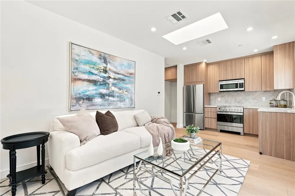 14627 Huston Sherman Oaks, CA 91403