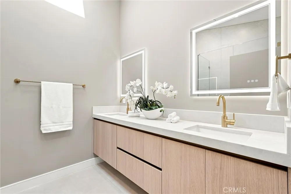 14627 Huston Sherman Oaks, CA 91403