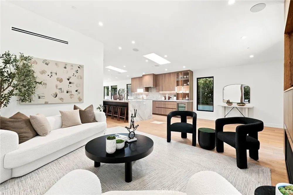 14627 Huston Sherman Oaks, CA 91403