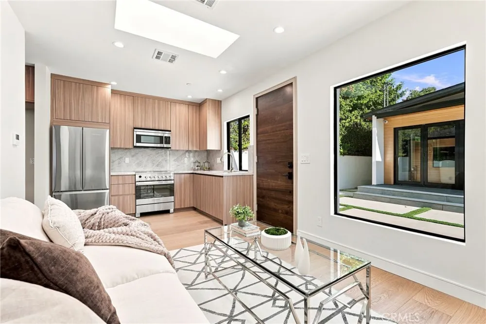 14627 Huston Sherman Oaks, CA 91403