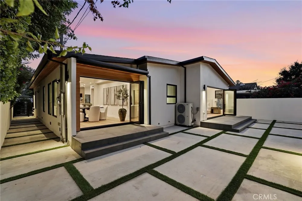 14627 Huston Sherman Oaks, CA 91403